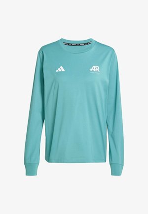Långärmad träningsskjorta i ljus teal, tillverkad av mjukt tyg. Har en rundad halsringning, vit Adidas-logotyp och "AR"-textdesign på framsidan.