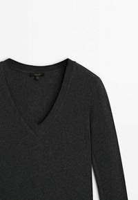 Pull en maille gris foncé à manches longues avec col en V, taille moyenne, présenté sur fond blanc.