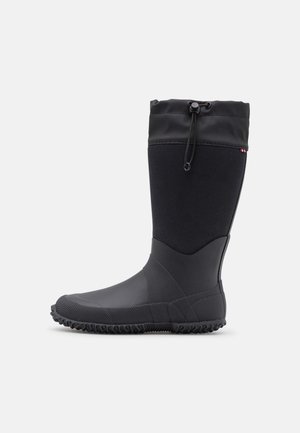 Botte haute noire imperméable avec semelle texturée et fermeture à cordon ajustable en haut pour un maintien sécurisé et une protection optimale.