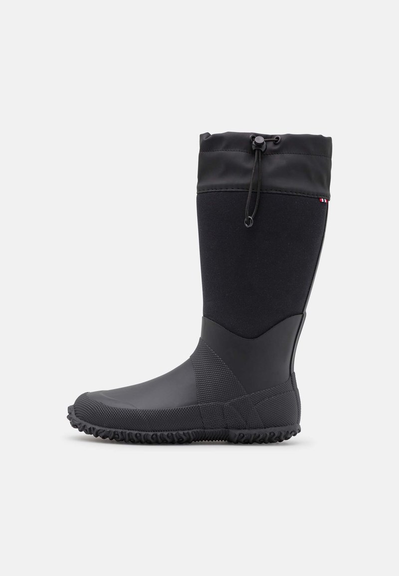Botte haute noire imperméable avec semelle texturée et fermeture à cordon ajustable en haut pour un maintien sécurisé et une protection optimale.