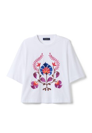 Wit T-shirt met korte mouwen en kleurrijke symmetrische bloemenborduursels in blauw, roze, paars en oranje in het midden aan de voorkant.