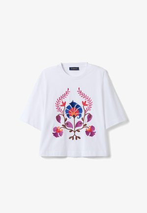 Wit T-shirt met korte mouwen en kleurrijke symmetrische bloemenborduursels in blauw, roze, paars en oranje in het midden aan de voorkant.