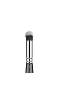 Pennello per trucco con una testa arrotondata e setole morbide, in bianco e nero, con un manico in metallo argentato lucido e una base nera texturizzata.
