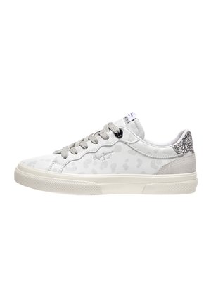 Hvide sneakers med diskret leopardprint, sølvglitrende hælaccents og grå snørebånd. Glat materiale og gummiydersål med tekstureret mønster.