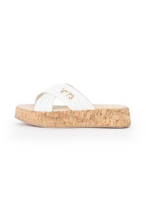 Sandalo bianco intrecciato con cinturini incrociati, suola platform in sughero e logo decorativo dorato sulla cinghia, visto di lato.