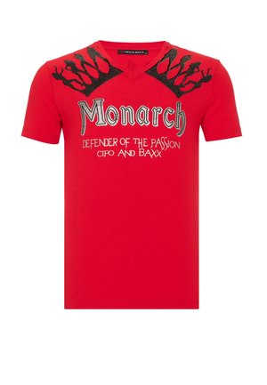 Rotes kurzärmliges T-Shirt mit V-Ausschnitt, metallischem Grafiktext "Monarch" und einem Krondesign mit filigranen Details auf den Schultern.