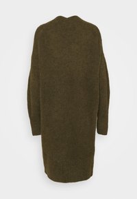 Strickpullover in tiefem Olivgrün, mit gerippter Textur, langen Ärmeln und lockerer Passform, sowie einem V-Ausschnitt im Rücken.