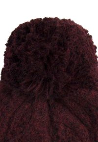 Tumman burgundin värinen neulottu villapipo, jossa on pom-pom päällä ja ribatuintu kuvio pohjassa.