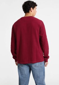 Guess Jeans WAFFELMUSTER MINI-DREIECK - Maglietta a manica lunga - rosso