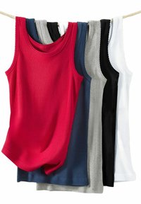 Fünf gerippte Tanktops, die an einem Seil hängen, in den Farben Rot, Marineblau, Grau, Schwarz und Weiß, mit einem gewellten Ausschnitt und gewellten Kanten an den Armöffnungen.