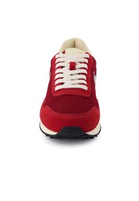 Sneaker rossa con una tomaia in mesh e accenti in suede, lacci crema e suola in gomma nera. Design classico con lacci.