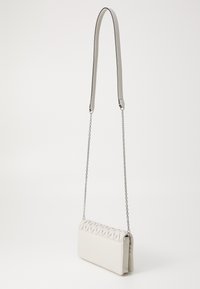 Borsa a tracolla bianca in pelle con parte superiore trapuntata, texture liscia, tracolla in catena argentata staccabile e forma rettangolare.