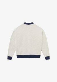 Világosszürke pulóver tengerészkék bordás nyakkal és mandzsettával. Puha tapintású, hosszú ujjú, enyhén rövidített fazon.