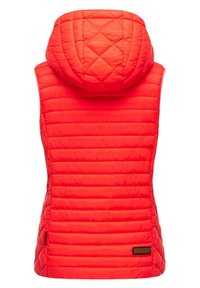 Sarkans quiltēts veste ar kapuci, kas ir ar horizontālām šuvēm, gludu tekstūru un zīmola ādas akcentu apakšējā kreisajā stūrī.