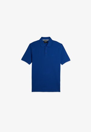 Polo in blu realizzato in tessuto morbido, con colletto, maniche corte e un logo discreto nella parte sinistra del petto.