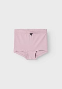 Lyse rosa boyshorts laget av mykt stoff, med elastisk midjebånd og en svart sløyfe i midten foran.