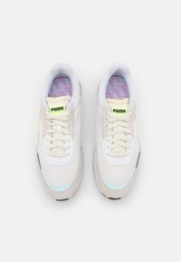 Sneakers Puma con una toma bianca, accenti in suede beige, dettagli verde menta e rosa, lacci piatti e soletta decorata. Design con punta arrotondata.