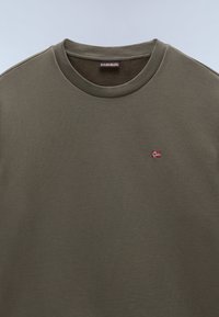 Sudadera verde oliva con cuello redondo acanalado y pequeño bordado de la bandera noruega en el pecho, fabricada en un tejido suave y texturizado.