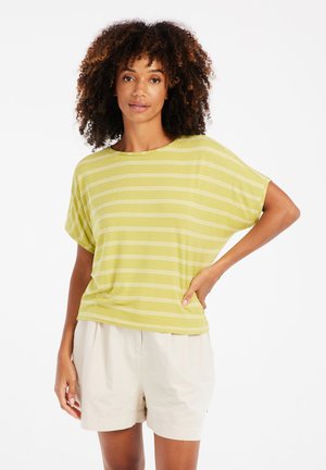 T-shirt a maniche corte, drappeggiato, di colore verde chiaro con strisce bianche, caratterizzato da un'ampia scollatura e un tessuto morbido e leggero.
