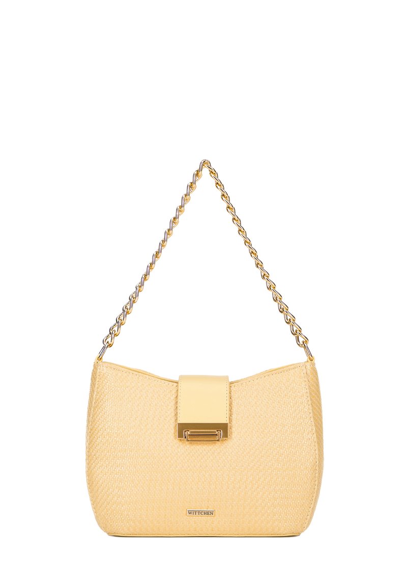 Borsa a tracolla gialla con texture e una catena. Presenta una chiusura a pattina piatta e un logo sottile sulla parte inferiore, offrendo una silhouette strutturata.