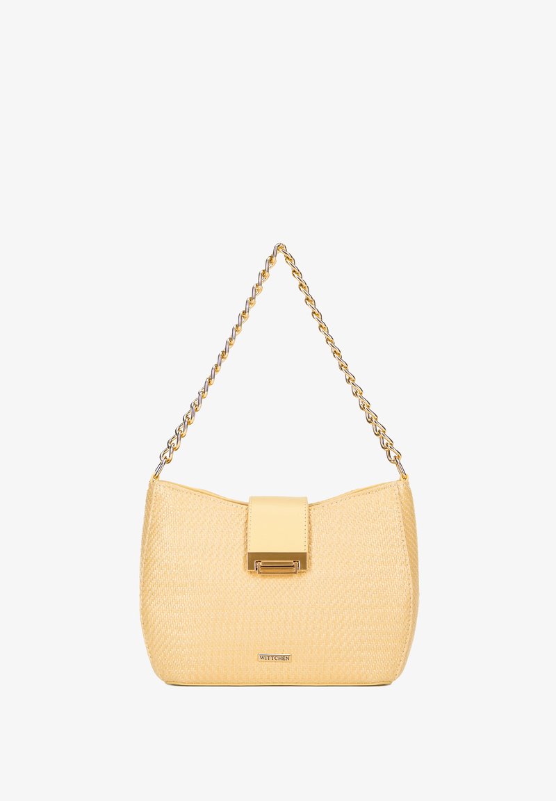 Sac à main texturé jaune avec une bandoulière en chaîne. Présente une fermeture à rabat plate et un logo discret en bas, offrant une silhouette structurée.