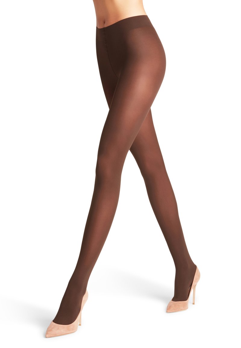 Collants opaques marron avec une texture lisse, dotés d'une taille haute et accompagnés de chaussures à talons nus.