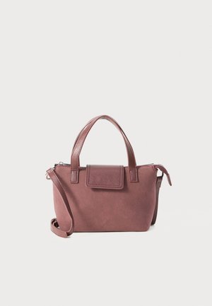 Liten mauve håndveske med topphåndtak, en frontklaffdetalj og en justerbar skulderstropp mot en enkel hvit bakgrunn.