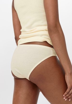 Helle gelbe Baumwollunterwäsche mit glatter Textur, die ein einfaches Design und einen elastischen Bund für Komfort aufweist. Sichtbare Nähte.