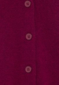 Fuchsia gestrickte Strickjacke mit fünf passenden Knöpfen, einer weichen Textur und einem Frontverschlussdesign. Nahaufnahme, die die Knopfdetails hervorhebt.
