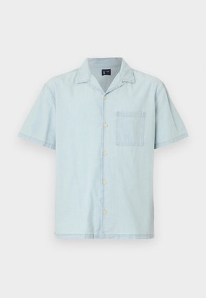 Camisa azul clara de manga curta em tecido leve, com colarinho clássico, botões na frente e um bolso no lado esquerdo do peito.