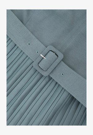 Sivá plisovaná sukňa so širokým látkovým opaskom a obdĺžnikovou prackou. Materiál je mäkký s vyšivanými detailmi a rovnomerne rozostrenými záhybmi.