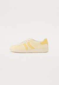 Gelbe Sneaker mit Obermaterial aus Wildleder und Leder, ausgestattet mit einer glatten Oberfläche, weißen Schnürsenkeln und einer Gummisohle mit strukturierten Akzenten.