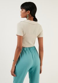 LELA SLIM FIT - Blúzka - stone