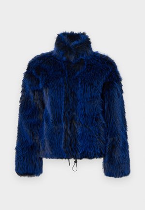 Blå og sort faux fur jakke med høj krave, lange ærmer og justerbar snor i kanten, præsenteret på hvid baggrund.