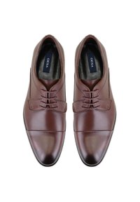 Braune Lederschuhe mit glatter Oberfläche, runde Spitze, Schnürsenkel und einem dezenten Nahtdetail auf dem Käppchen.