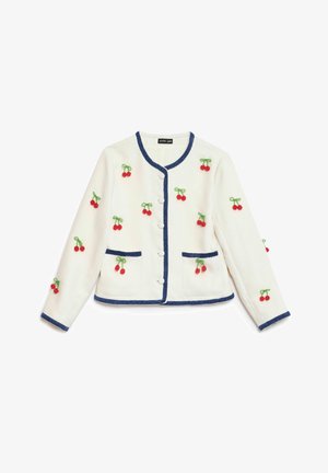 Cardigan blanc avec bordure marine, orné de broderies de cerises en rouge et vert, deux poches avant et boutons ronds. Tissu texturé.