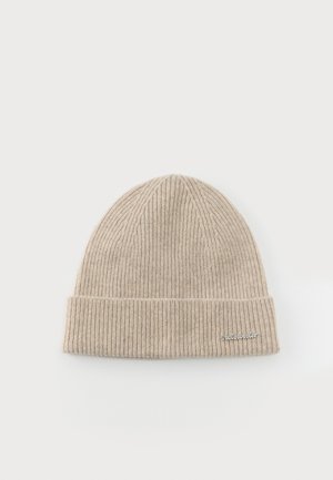 Gorro beanie de punto con canalé beige, con puño doblado y pequeño detalle de logo metálico en la parte delantera sobre fondo blanco.