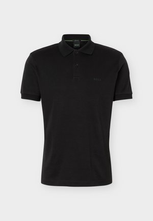 Polo noir à manches courtes avec col et patte de boutonnage à deux boutons, arborant un logo BOSS discret sur la poitrine, présenté sur un fond uni.