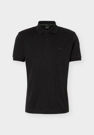 Polo noir à manches courtes avec col et patte de boutonnage à deux boutons, arborant un logo BOSS discret sur la poitrine, présenté sur un fond uni.