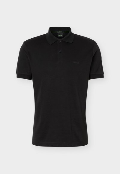 Polo noir à manches courtes avec col et patte de boutonnage à deux boutons, arborant un logo BOSS discret sur la poitrine, présenté sur un fond uni.