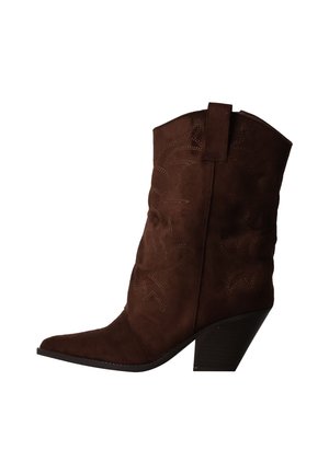 Botte de cowboy en daim marron avec bout pointu, couture décorative, languette pour tirage et talon empilé incliné.
