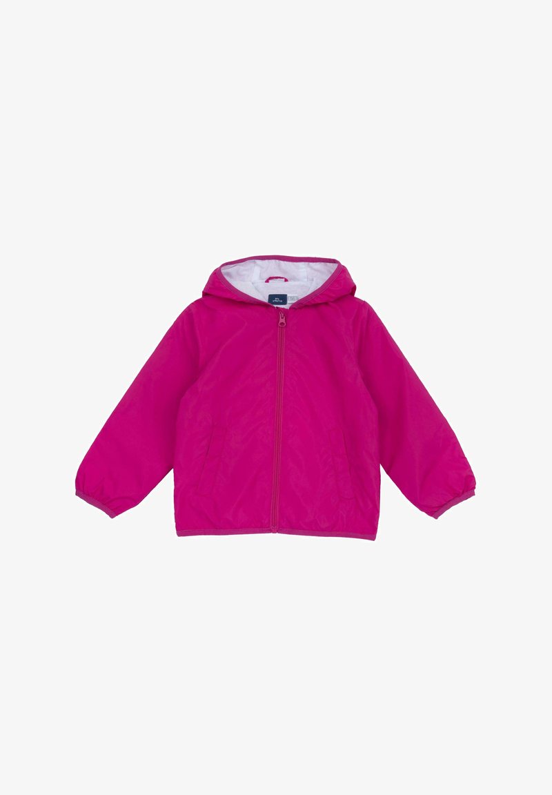 Chaqueta ligera fucsia con capucha, cremallera frontal completa, puños elásticos y dos bolsillos laterales. Textura suave con forro blanco en contraste.