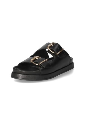 Zwarte leren sandalen met twee brede omslagbanden met een gouden gespaccent, een dikke zool met een gladde textuur en een open teendesign.