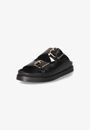 Zwarte leren sandalen met twee brede omslagbanden met een gouden gespaccent, een dikke zool met een gladde textuur en een open teendesign.