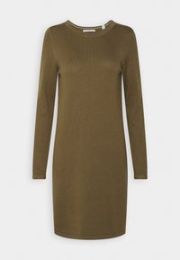 Robe à manches longues en vert olive, fabriquée en tissu tricot doux, présentant un col rond et une silhouette droite avec des détails de couture minimaux.