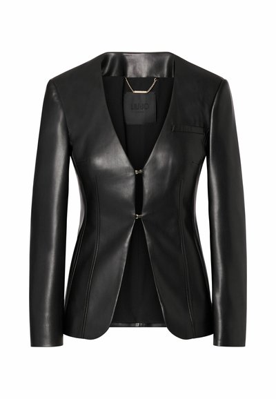 Blazer en cuir noir ajusté avec manches longues, col en V profond, deux fermetures frontales à crochets et une petite poche poitrine côté gauche.