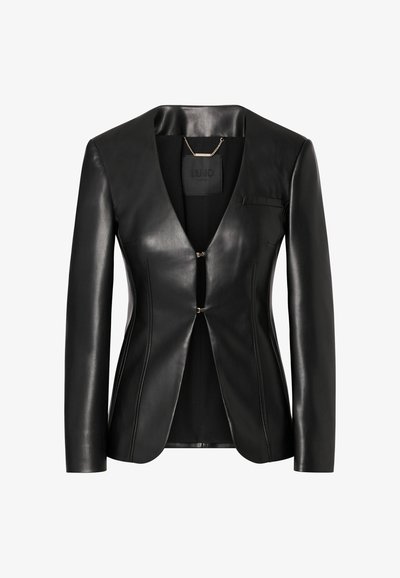 Blazer en cuir noir ajusté avec manches longues, col en V profond, deux fermetures frontales à crochets et une petite poche poitrine côté gauche.