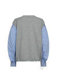 Szürke pulóver kék csíkos ing ujjakkal, elasztikus szegéllyel és gombos mandzsettákkal. A szövet textúrái változatosak, sima és bordázott részeket tartalmaznak.