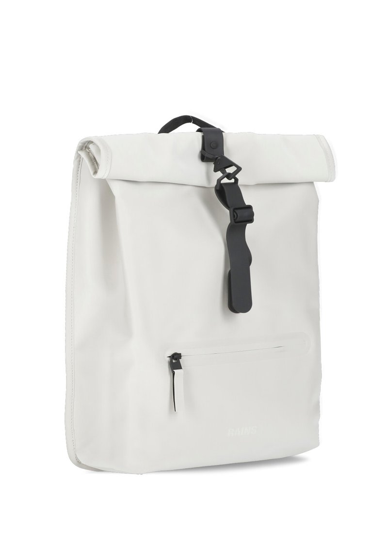Zaino roll-top realizzato in materiale bianco impermeabile. Caratterizzato da una chiusura nera, tasca anteriore con zip e design minimalista.