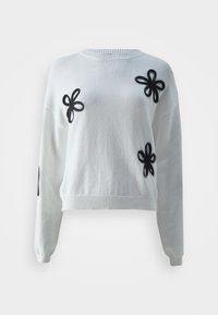 Weißer gestrickter Pullover mit schwarzen Stoffblütenapplikationen. Rippstrickkragen und -bündchen. Verkürzte Länge mit lockerer Passform.